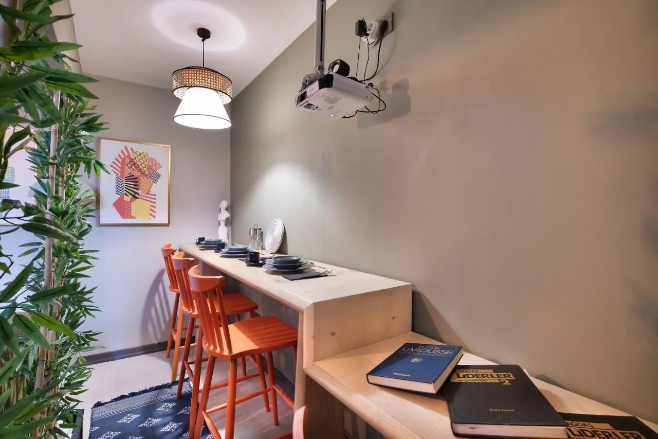 Artful Apartment W/Projector In Beyoglu, Cihangir Istanbul